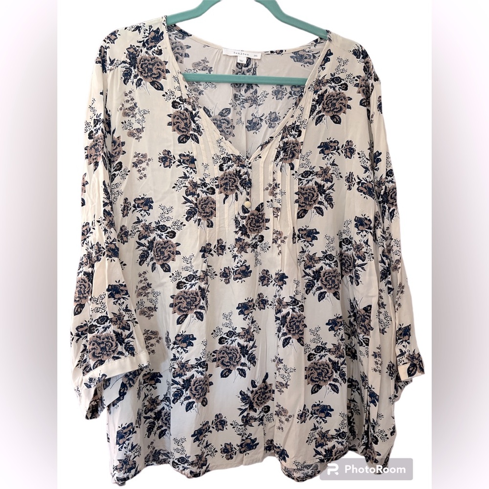 Off white/ navy floral 3/4 sleeve blouse sz 3x